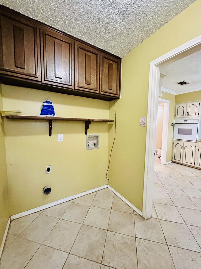 Laundry room - 2118 Barton Dr