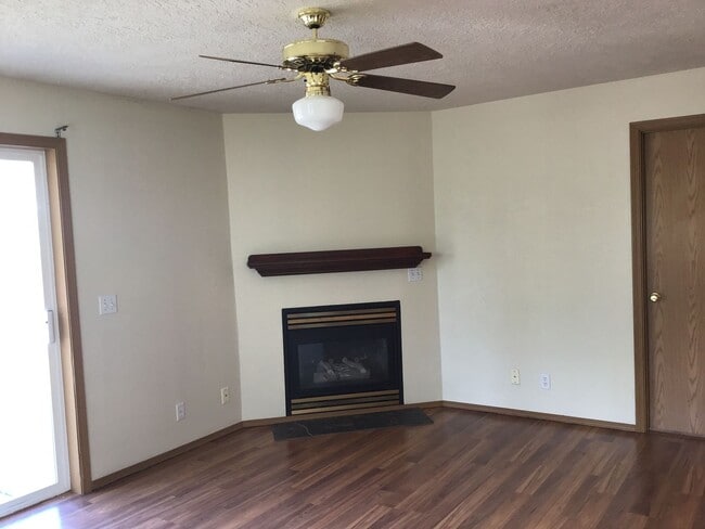 Building Photo - Silverton Duplex #13146