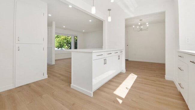 Building Photo - Fully Remodeled 2 Bed 2 Bath Front Unit in Prime Lynnwood Location