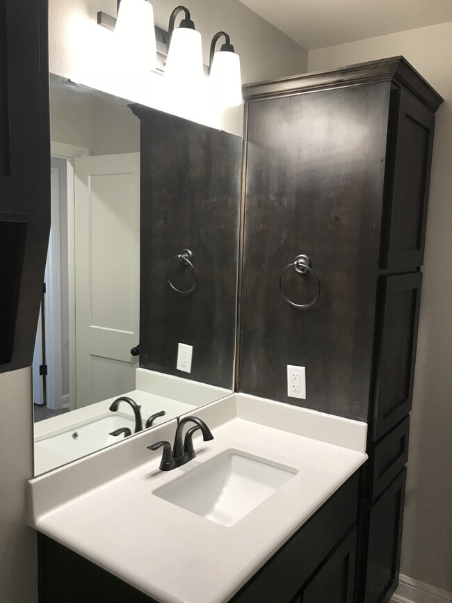 Building Photo - 2 bed/2 bath Duplex - Ready 1/14/2026 - Text 201-231-7228