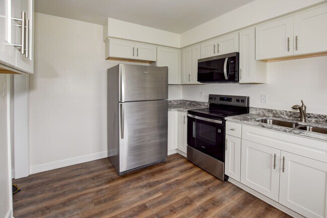 Building Photo - 936-938 Schumann Dr
