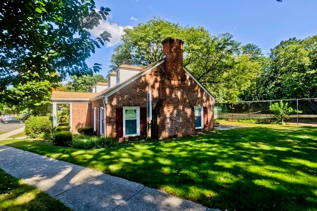 Building Photo - 40 Yorktown Dr