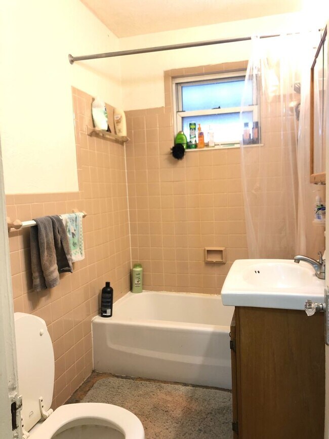 Building Photo - QUAINT 4 BEDROOM 2 BATHROOM PLUS OFFICE SPACE IN HEART OF OAKLAND