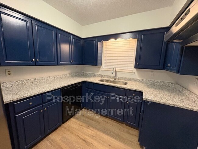 Building Photo - 740 Ledyard Pl