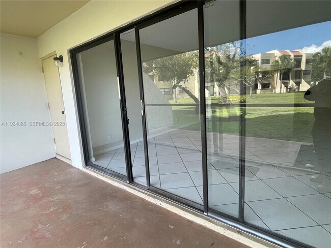 Building Photo - 210 Lakeview Dr