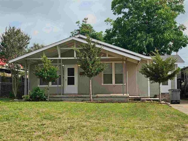 Primary Photo - 909 NW Bell Ave