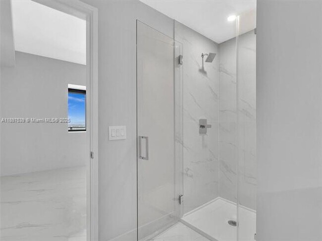 Building Photo - 700 NE 24th St