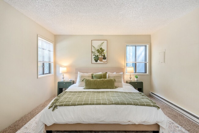 Building Photo - 2348 S Vermont St