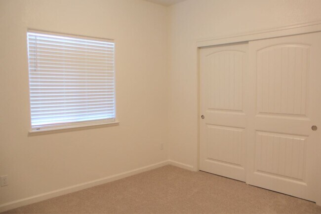 Building Photo - 717 Suzanne Dr