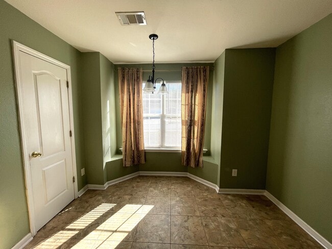 Building Photo - 729 Royal Oaks Dr