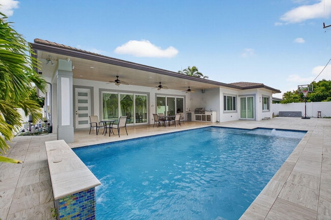 Building Photo - 711 NE 6th St