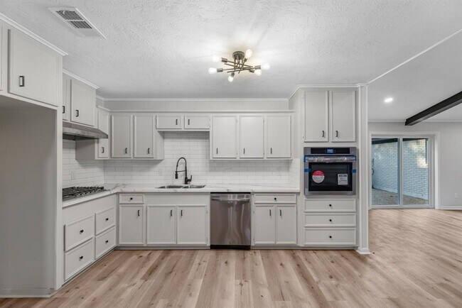 Building Photo - 213 Westview Dr