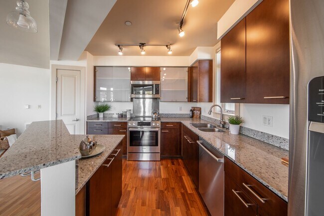 Building Photo - Matae Condominiums - Lower Queen Anne/Bell...