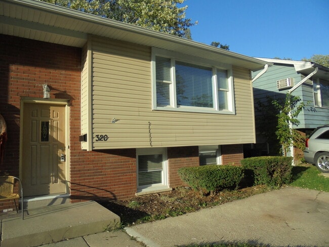 Building Photo - 320 Pine Ave