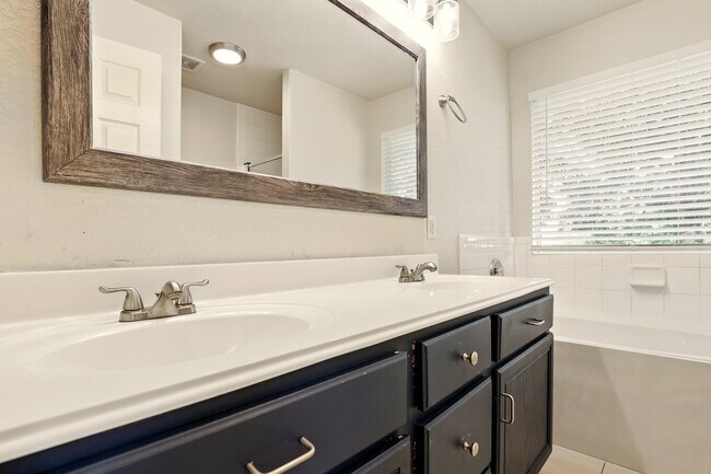 Building Photo - 303 Burris Park Dr