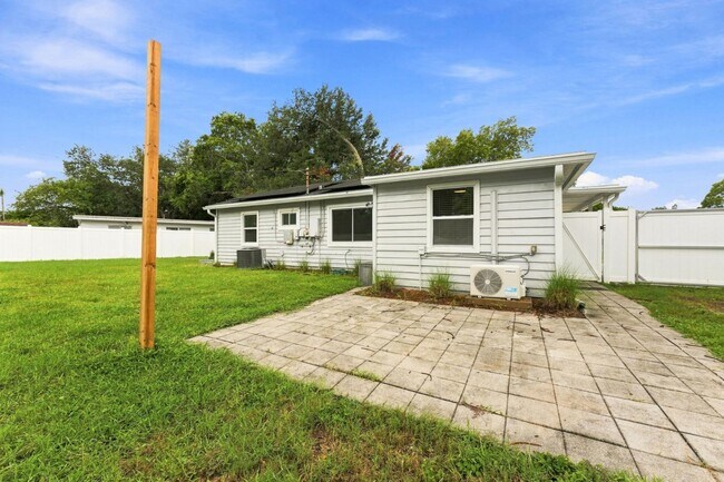 Building Photo - 7235 Orpine Dr N