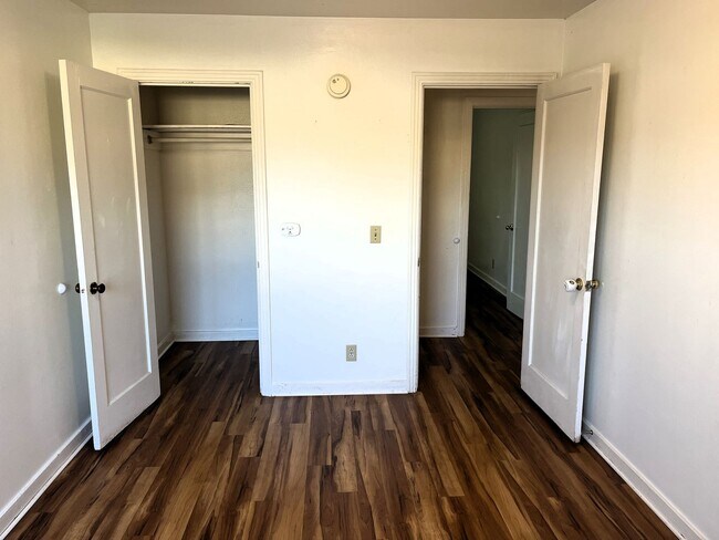 Building Photo - 905 W Harris St