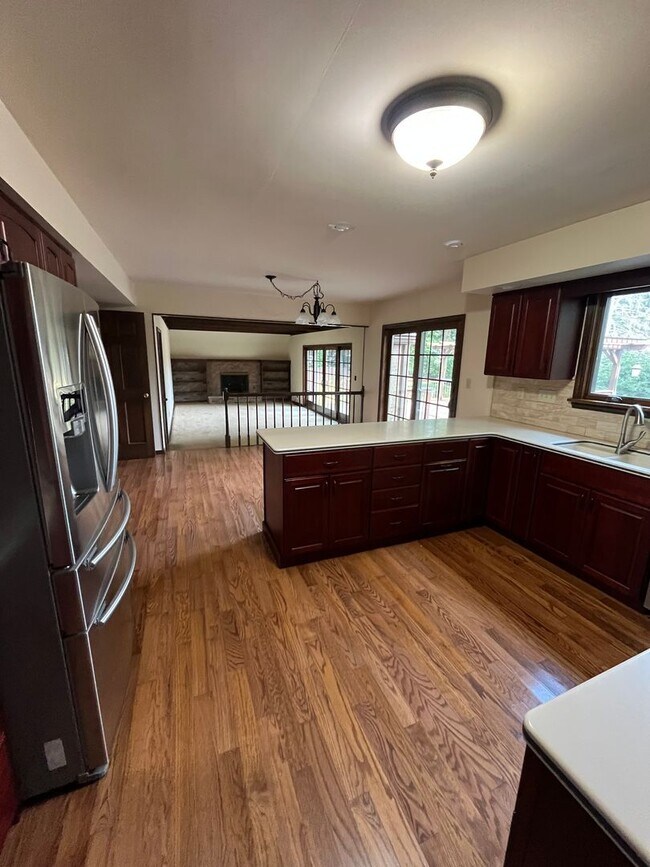Building Photo - Large 5BR/3.5 Bath in Elm Heights. Available Now!