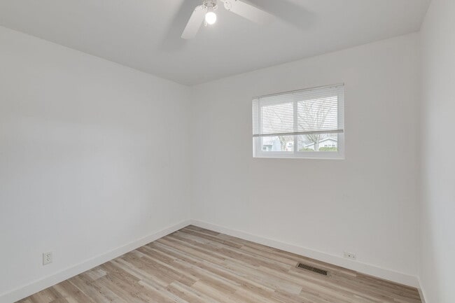 Building Photo - 533 Redwood Rd