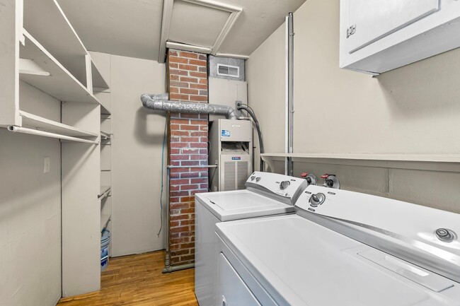 Building Photo - Updated Cozy 2 bedroom House