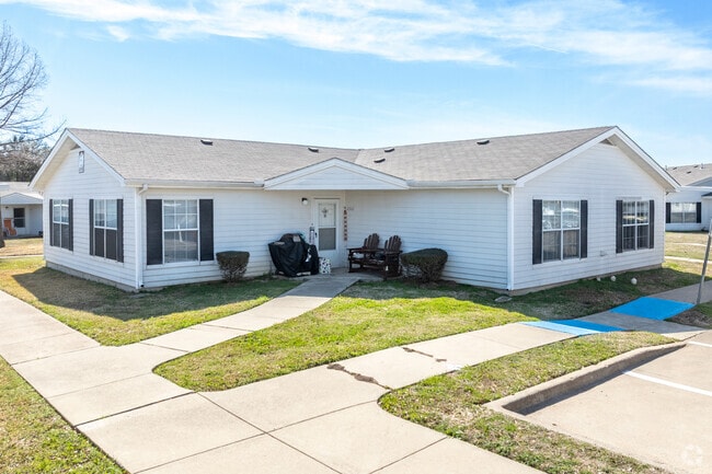 Building Photo - Villas of Hickory Estates