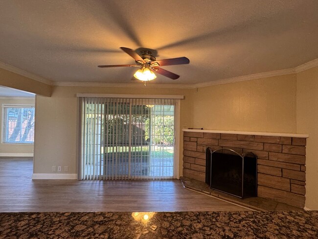 Building Photo - Three Bed, Two Bath Home in Stockton's Lin...