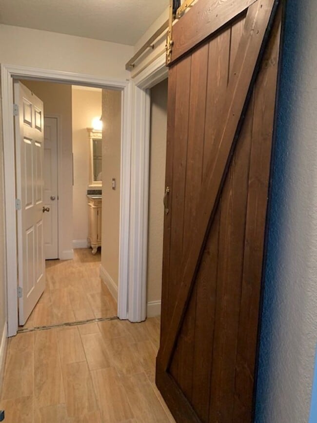 Building Photo - Gorgeous!! Must see 2x2 fully renovated co...