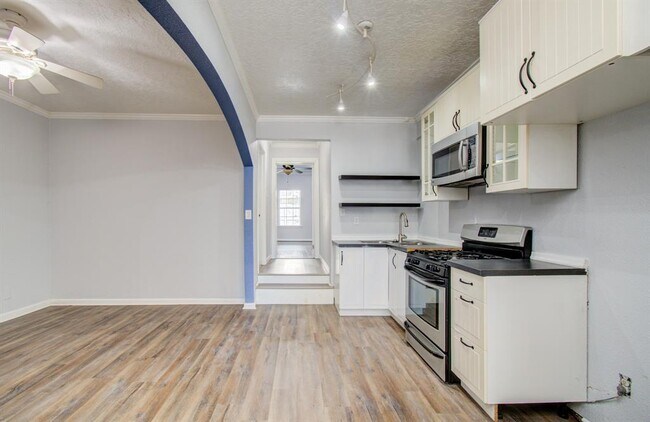 Building Photo - 2111 Summer St