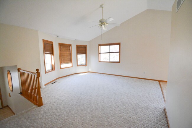 Building Photo - Spacious 5bed 2 bath with Fun Custom Featu...