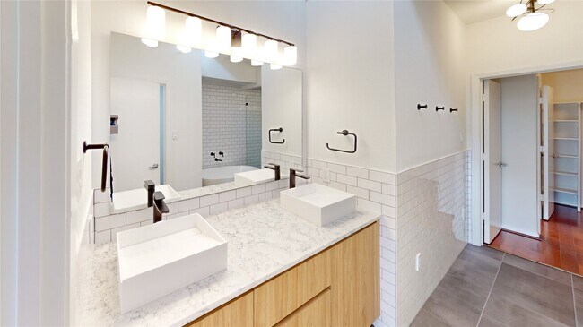 Building Photo - 310 S Jensen Dr