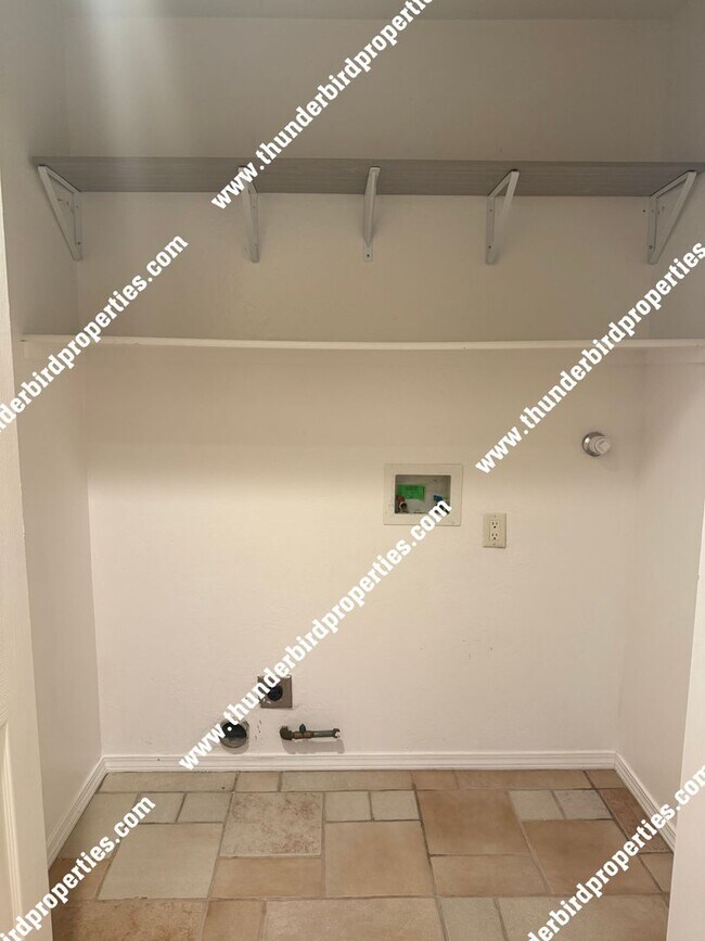Building Photo - 3 Bedrooms, 2 baths with Valley views in N...