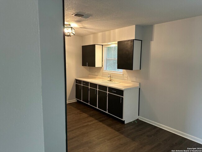 Building Photo - 7211 Westglade Dr