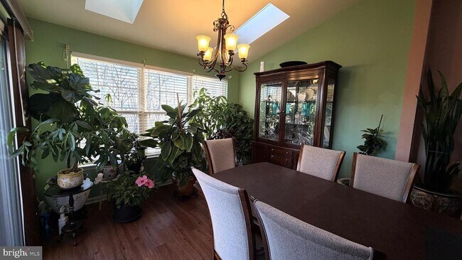 Building Photo - 506 Quincy St