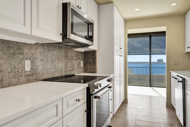 Building Photo - 5510 N Ocean Dr