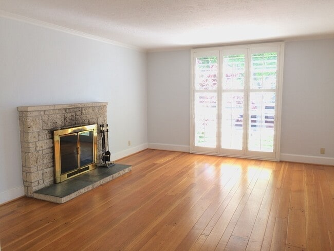 Building Photo - 2831 Marina Dr