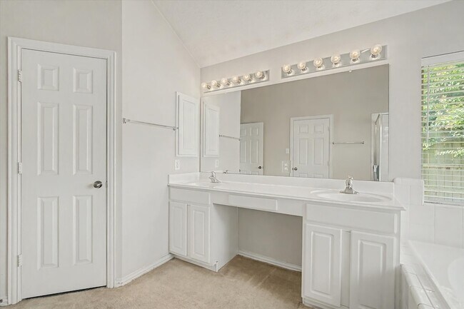 Building Photo - 16011 Belleshire Glen Ln