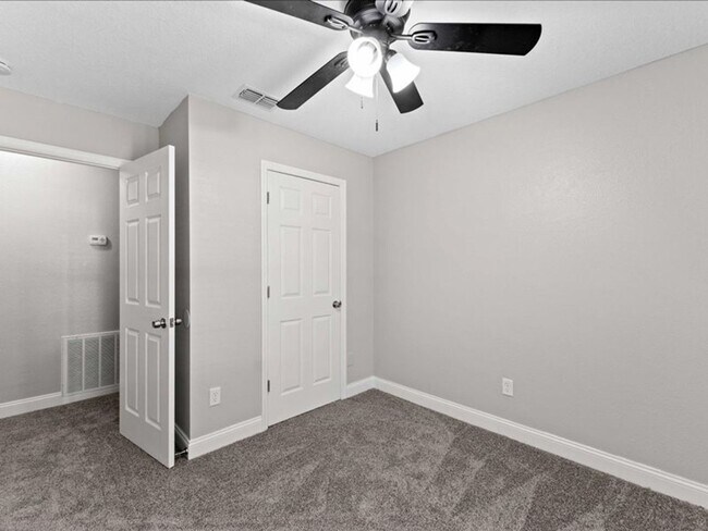 Building Photo - Charming 3 Bedroom Renovated Retreat: Cozy...