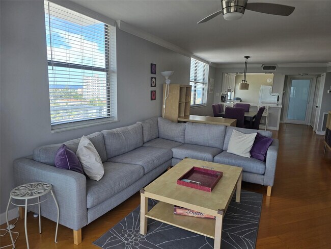 Building Photo - 1401 N Riverside Dr