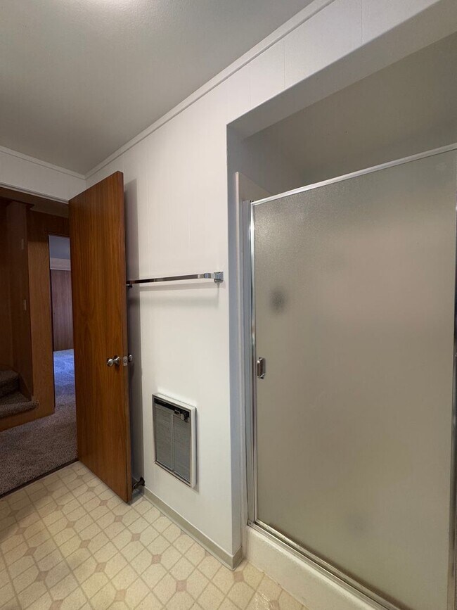 Building Photo - Spacious 6 Bedroom, 3 Bathroom Home Near CWU