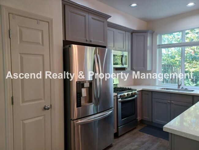 Building Photo - 3 Bed Townhome 1 Car Garage Backs to Green...