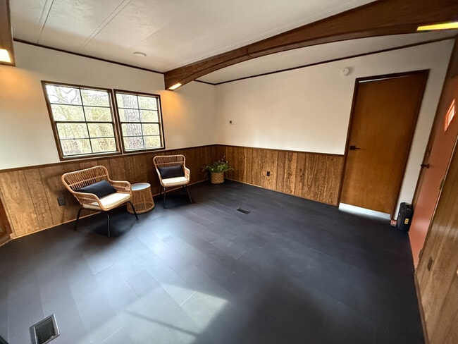 Building Photo - 1331 Oak Grove Rd