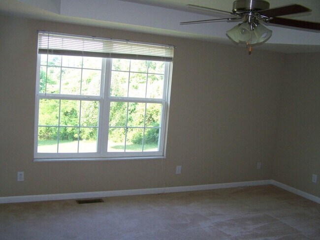 Building Photo - 2 bath, 2 car garage townhouse w/ bonus room and fenced yard