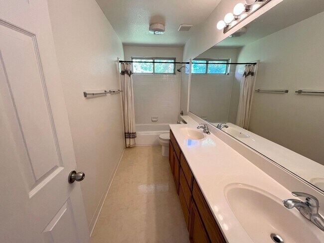 Building Photo - Bright & Spacious 4BR/3BA Home in Desirable East Davis – 1,980 Sq Ft