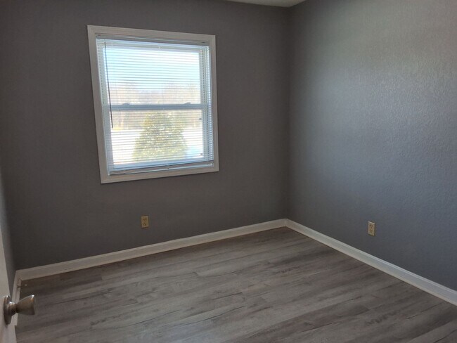 Building Photo - Cozy & Comfy 2 Bed, 1 Bath 365-12 Elmwood Dr