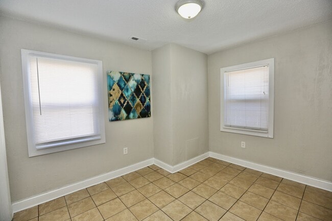 Building Photo - Cozy Cottage By The Sea!  3/2 Available 11...