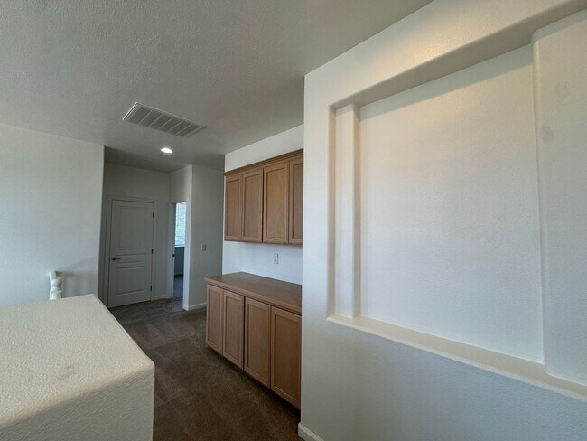 Building Photo - 5781 E Kaviland Ave