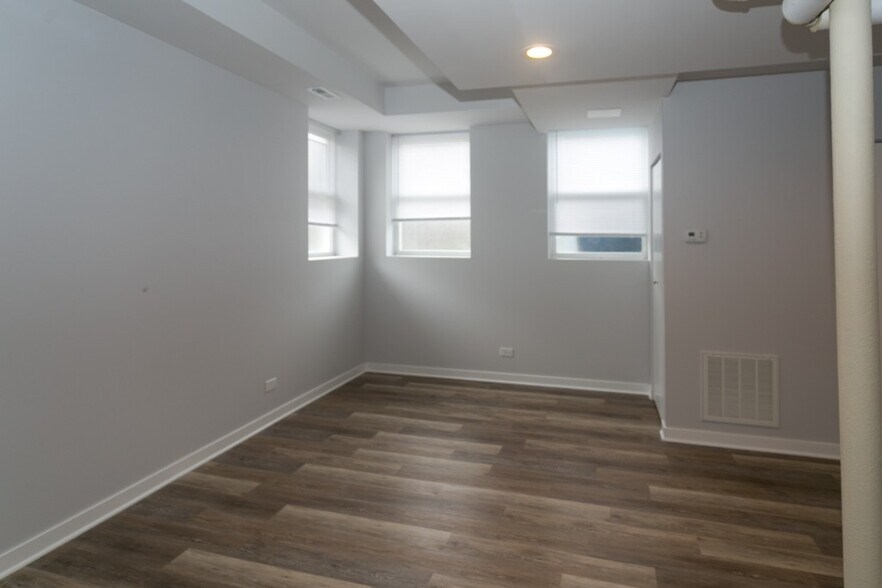 Building Photo - 4828 W Addison St