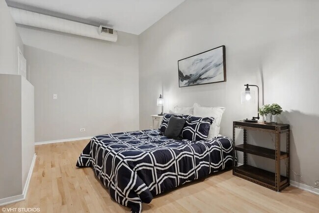 Building Photo - 910 S Michigan Ave