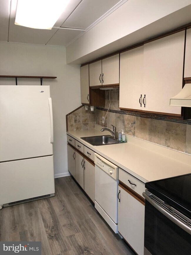 Building Photo - 1575 W St Rd