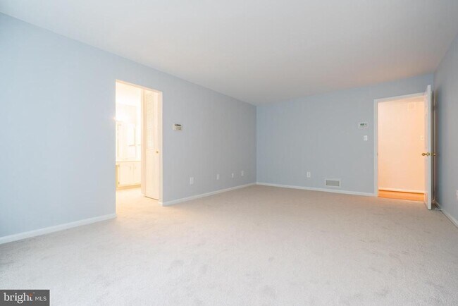 Building Photo - 10515 Meadow Bridge Ln